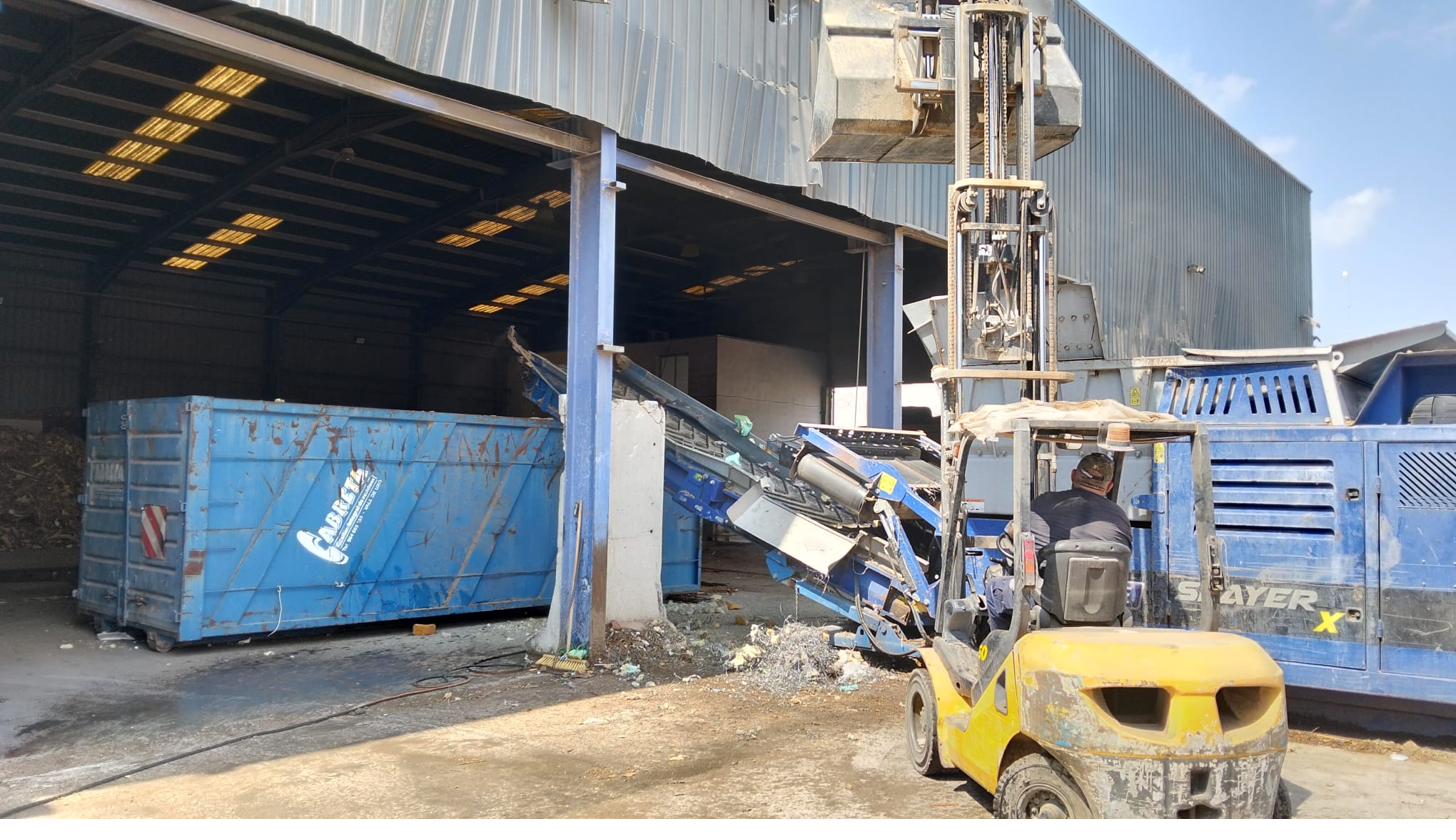 Maquinaria trabajando en la planta de Cabreta Hijo, S.L.